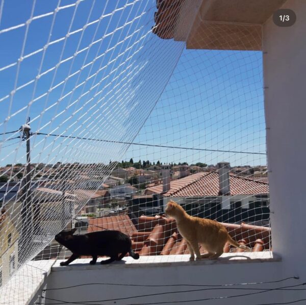 Rede para gatos instalada em varanda com acabamento discreto