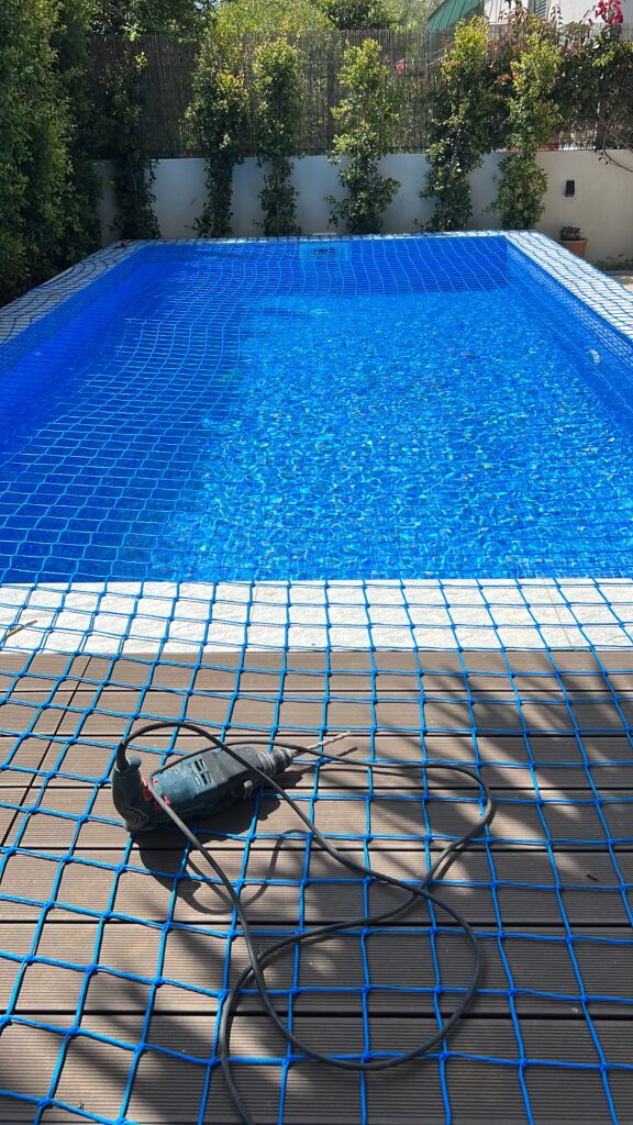 Rede de segurança Protect4You aplicada em área de piscina residencial