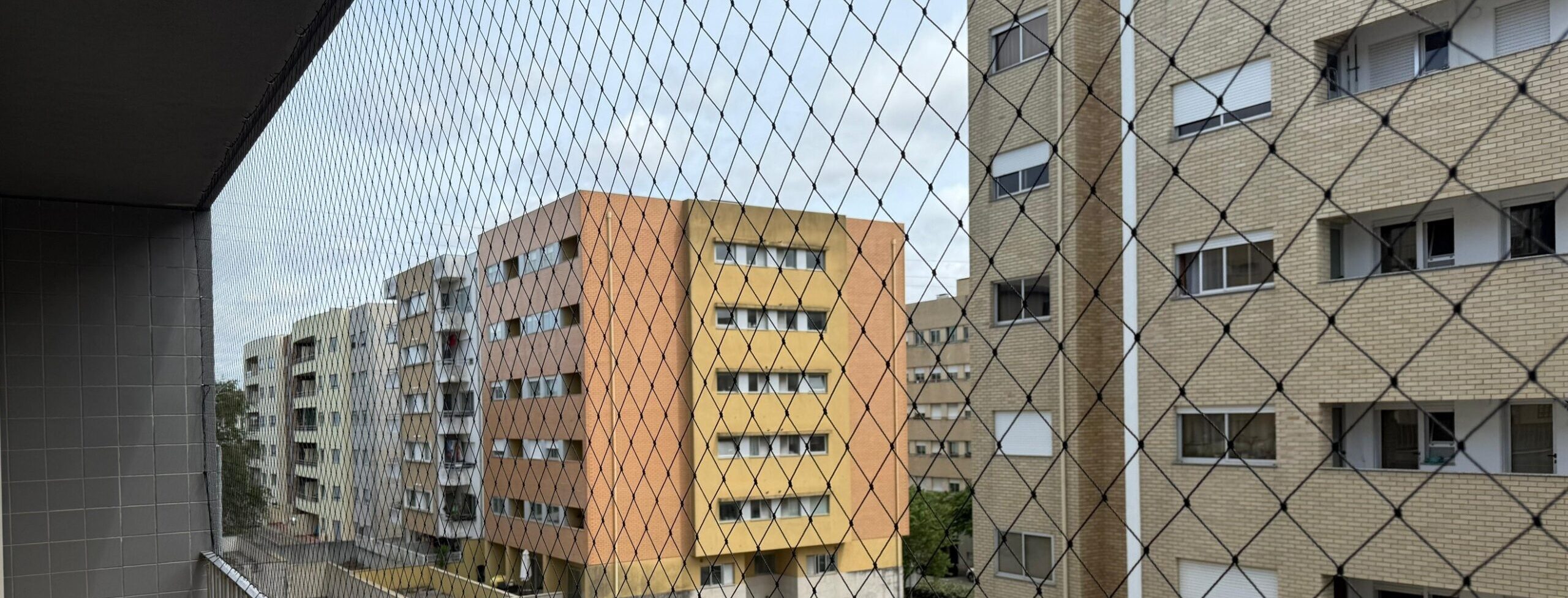 Proteção com rede Protect4You aplicada em escada interior