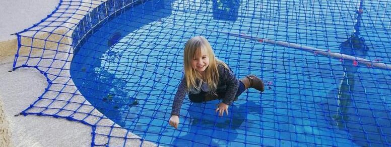 Rede de proteção Protect4You instalada em piscina para segurança infantil