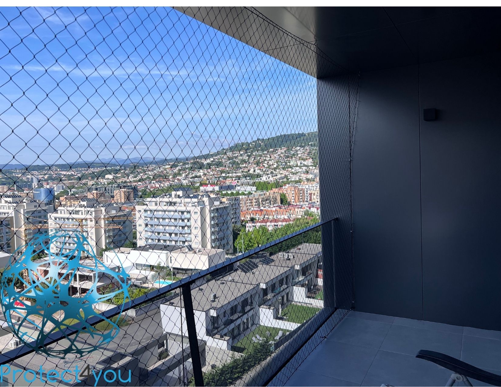 Varanda protegida com rede de segurança Protect4You para pets e crianças