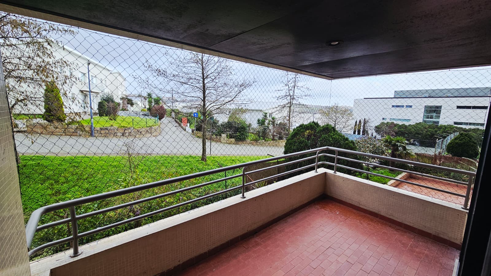 Rede para crianças com instalação profissional e acabamento limpo em ambiente residencial