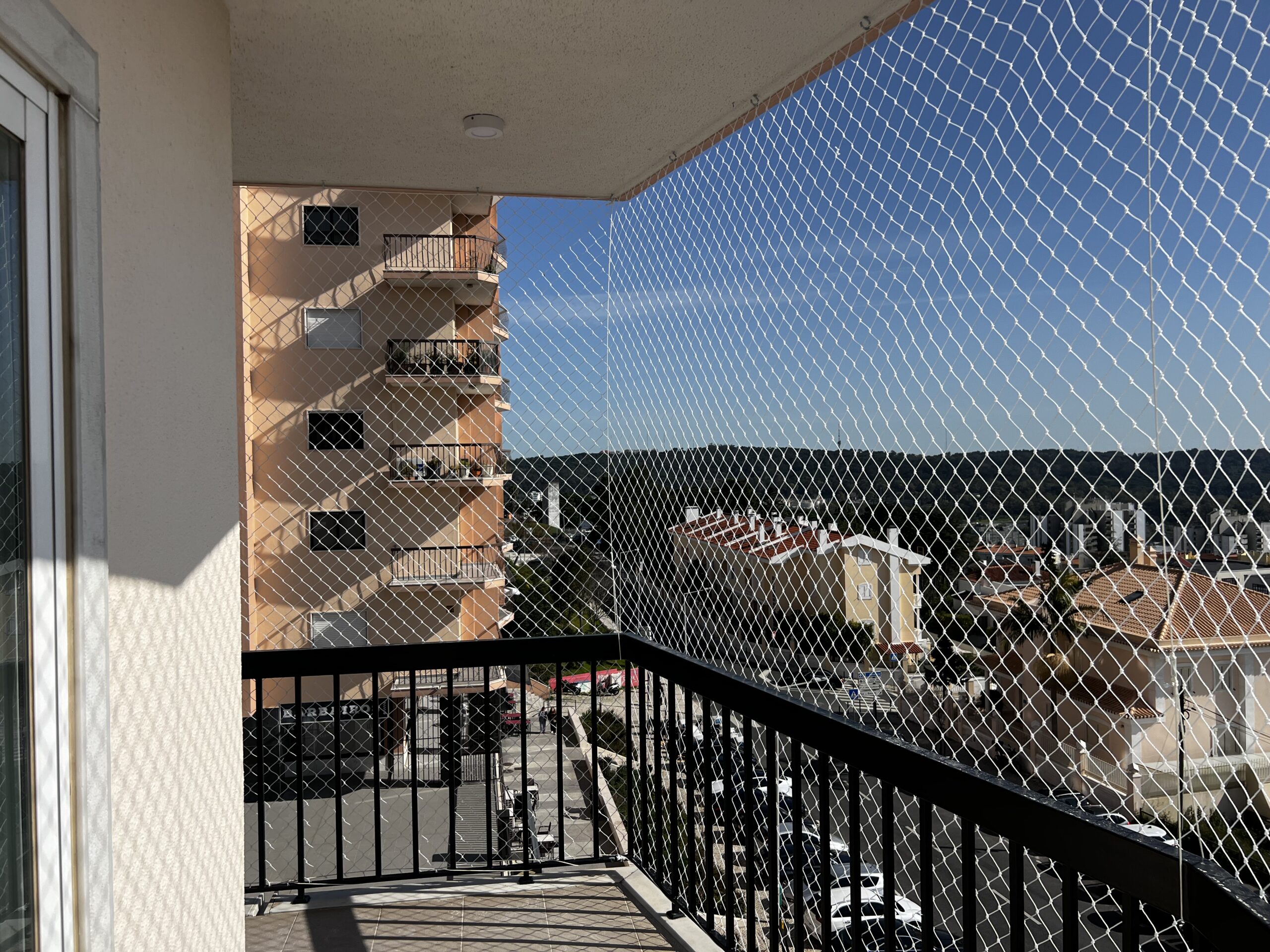 Rede de proteção Loures instalada em janela de apartamento