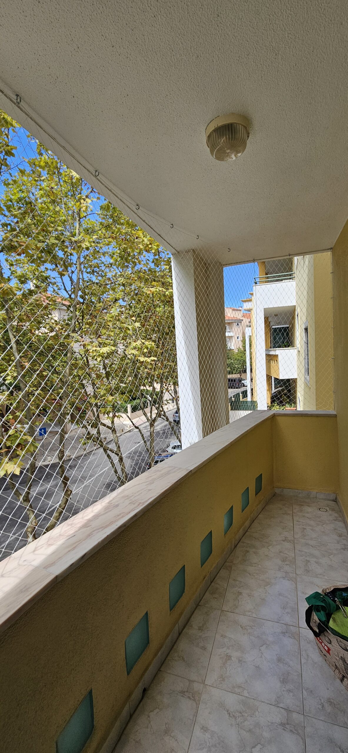 Rede para varanda: segurança para crianças e pets em apartamento