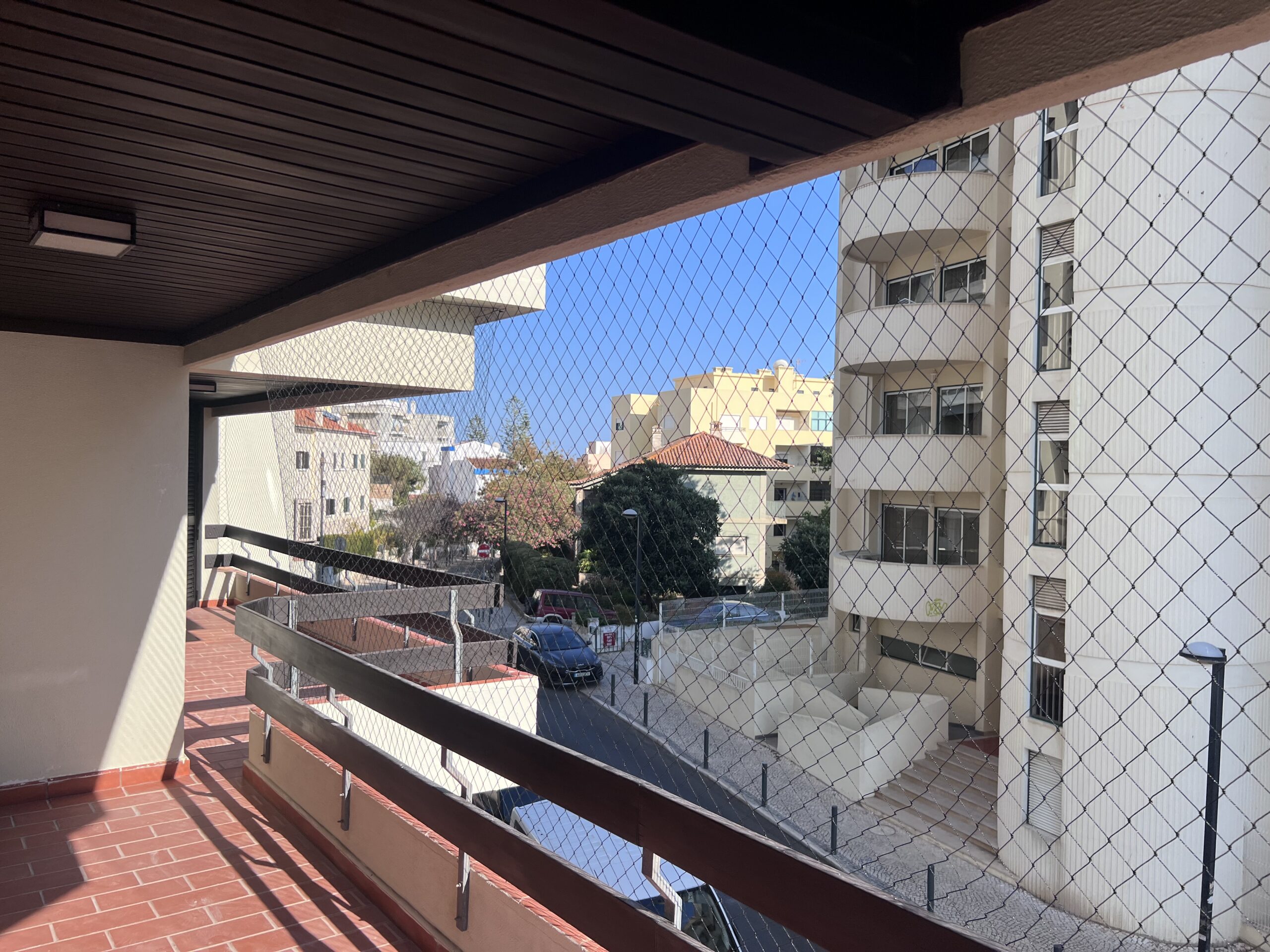 Rede de proteção para gatos instalada em janela com fixação segura