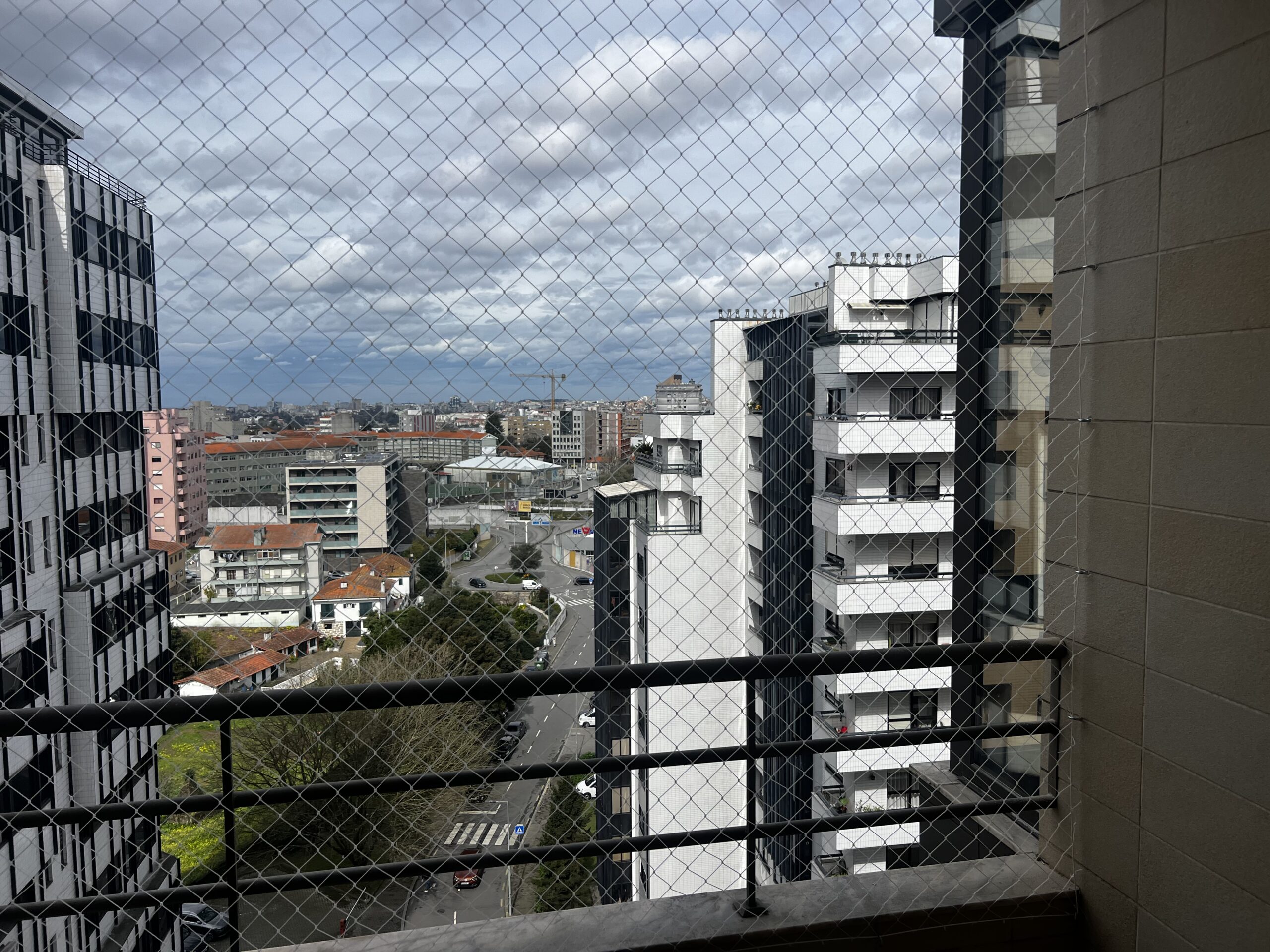 Rede de proteção infantil instalada em altura para prevenir quedas