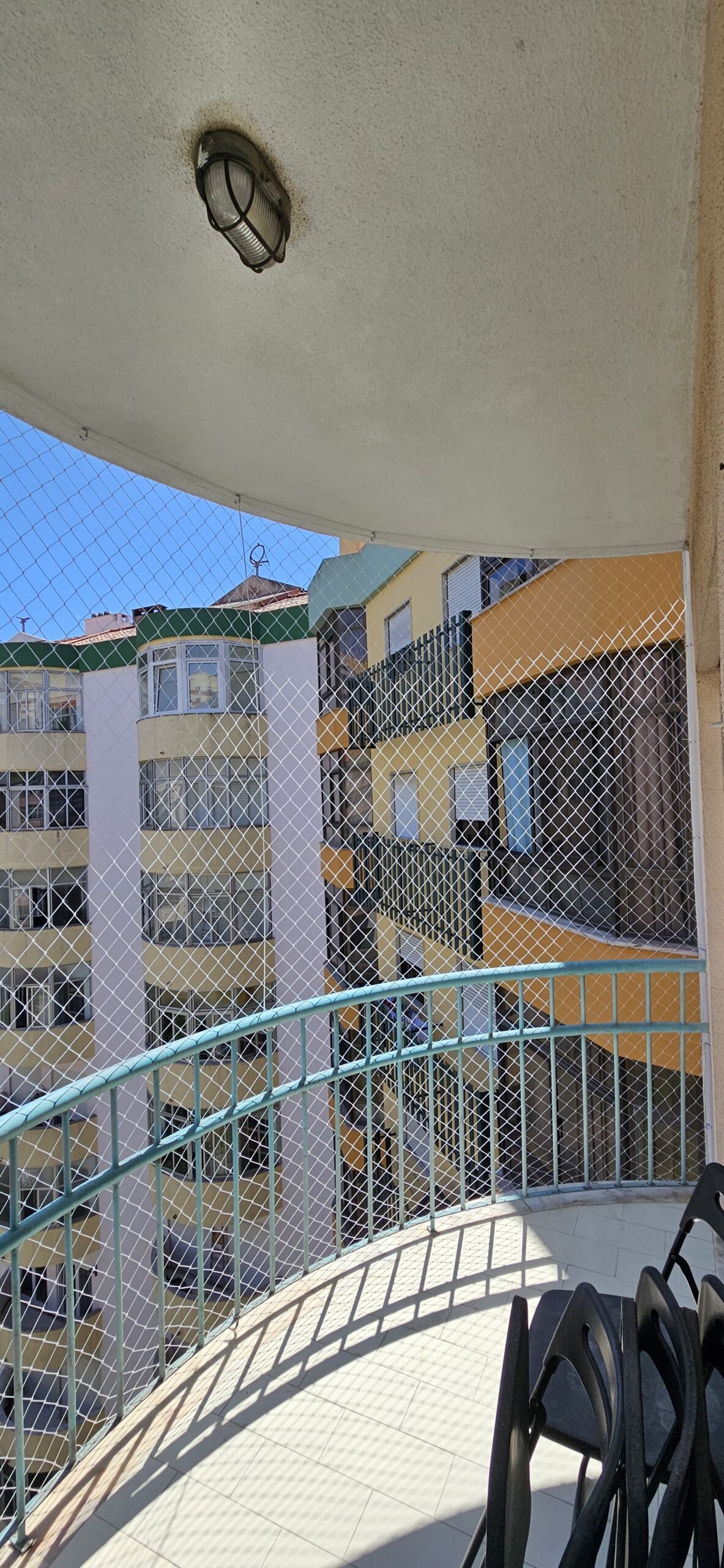 Rede de proteção antiqueda instalada em residência com acabamento discreto