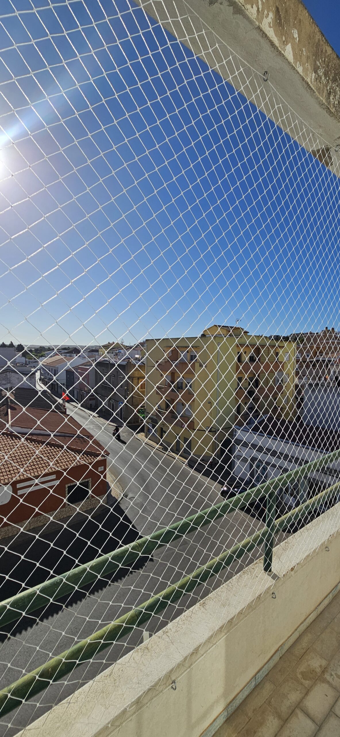 rede de segurança branca em varanda residencial com acabamento discreto