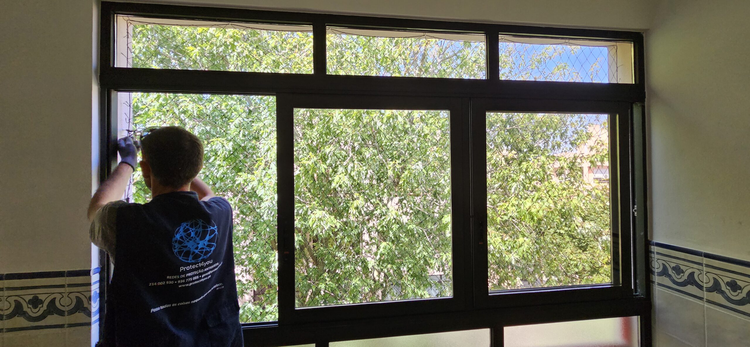Rede de proteção para janelas em Amadora instalada com fixação profissional