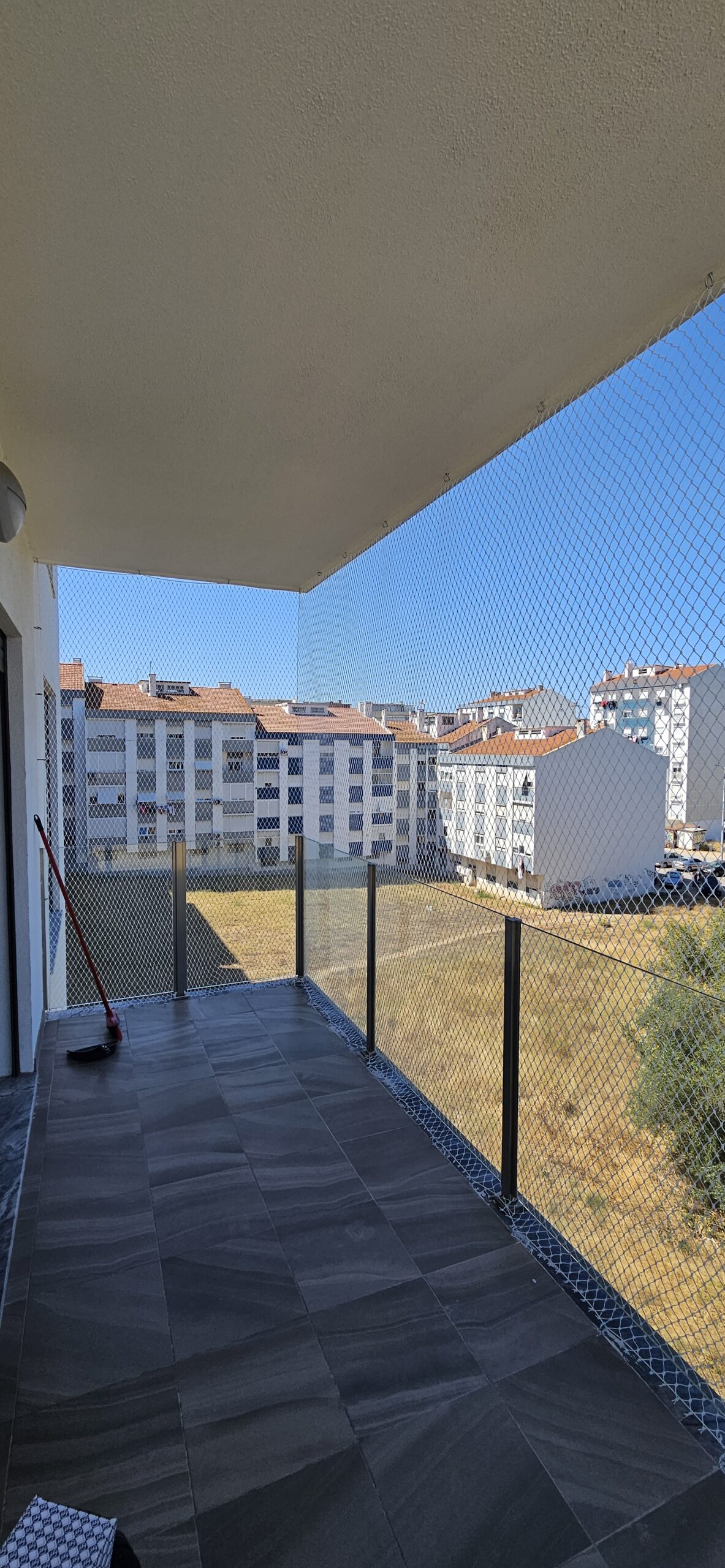 Rede de protecao sintra instalada em altura com fixação segura e acabamento discreto