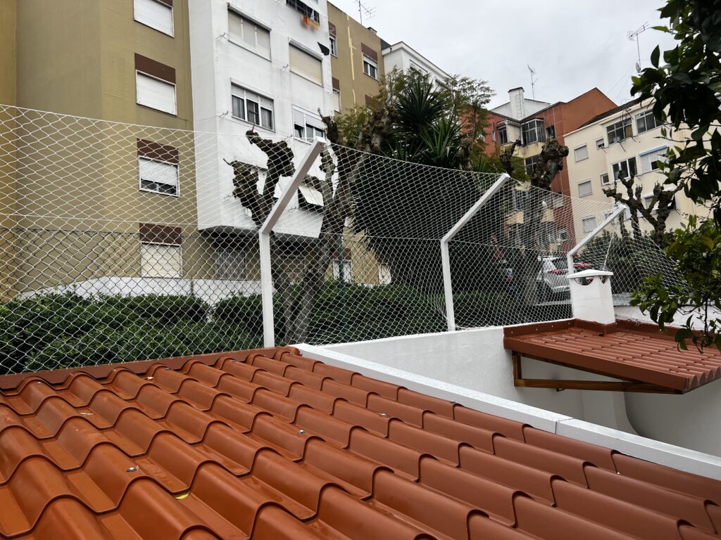 Rede de proteção para gatos em Lisboa em varanda com altura e risco de queda
