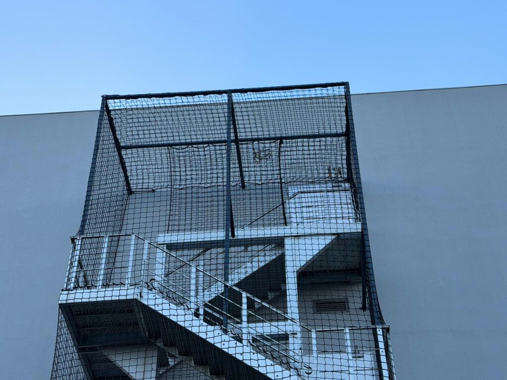 Rede de proteção Protect4You em escada de condomínio em Setúbal