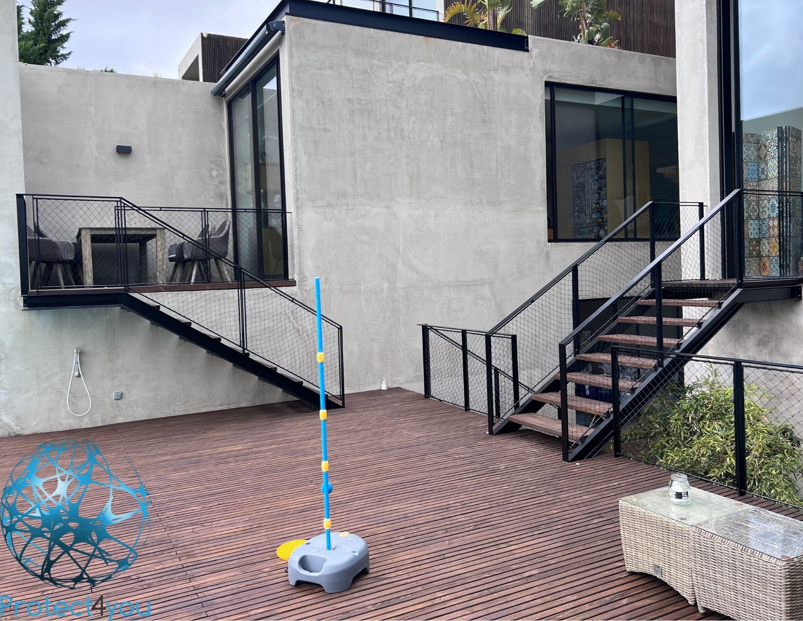 Rede de proteção Protect4You instalada em escada familiar