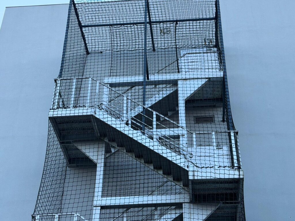 Rede de proteção Protect4You em escada de apartamento em Lisboa