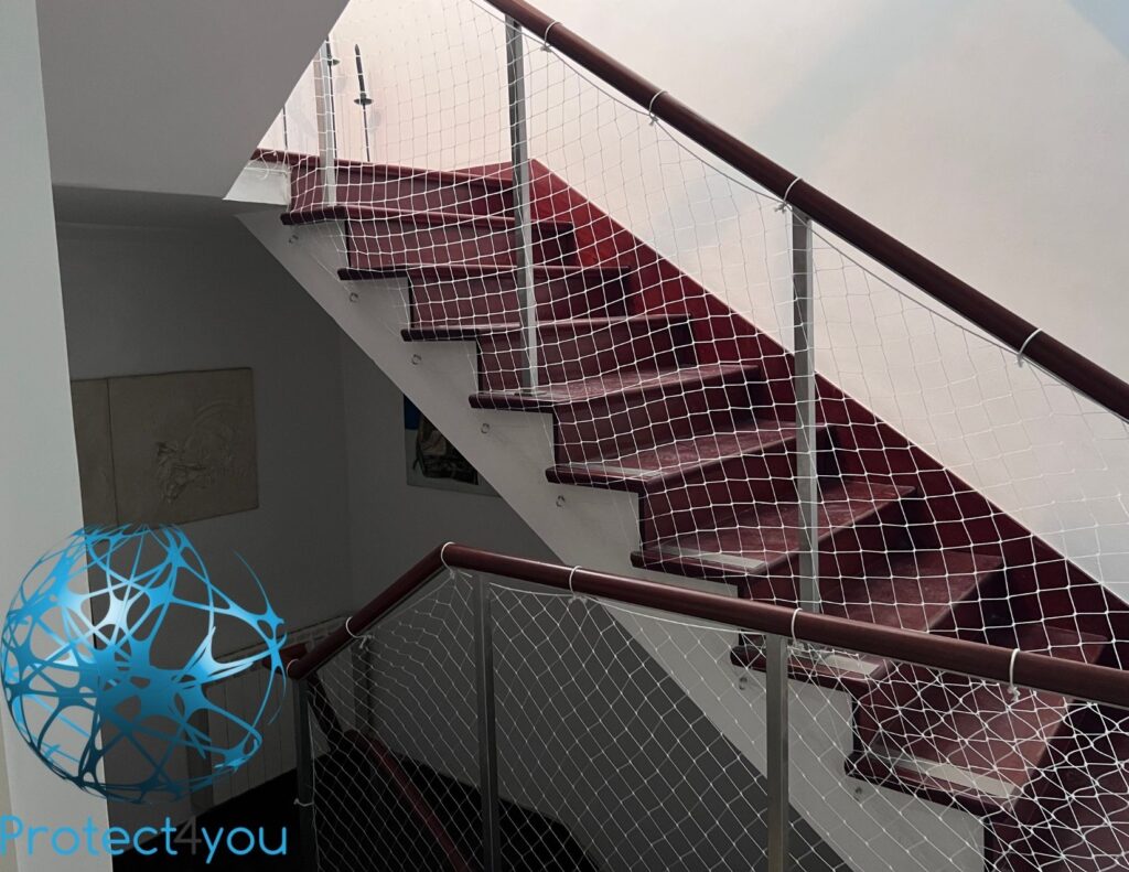 Escada protegida com rede de proteção Protect4You