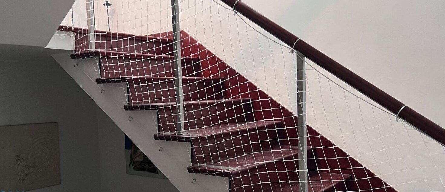 Escada protegida com rede de proteção Protect4You