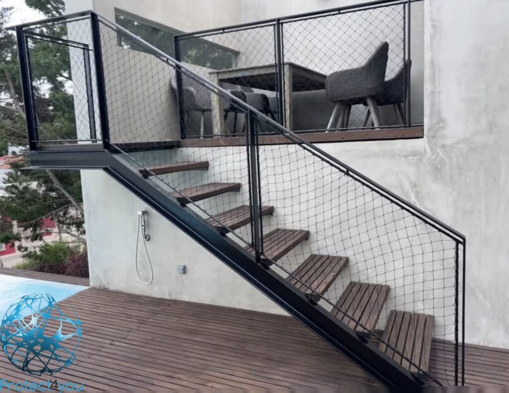 Rede de proteção Protect4You instalada em escada residencial