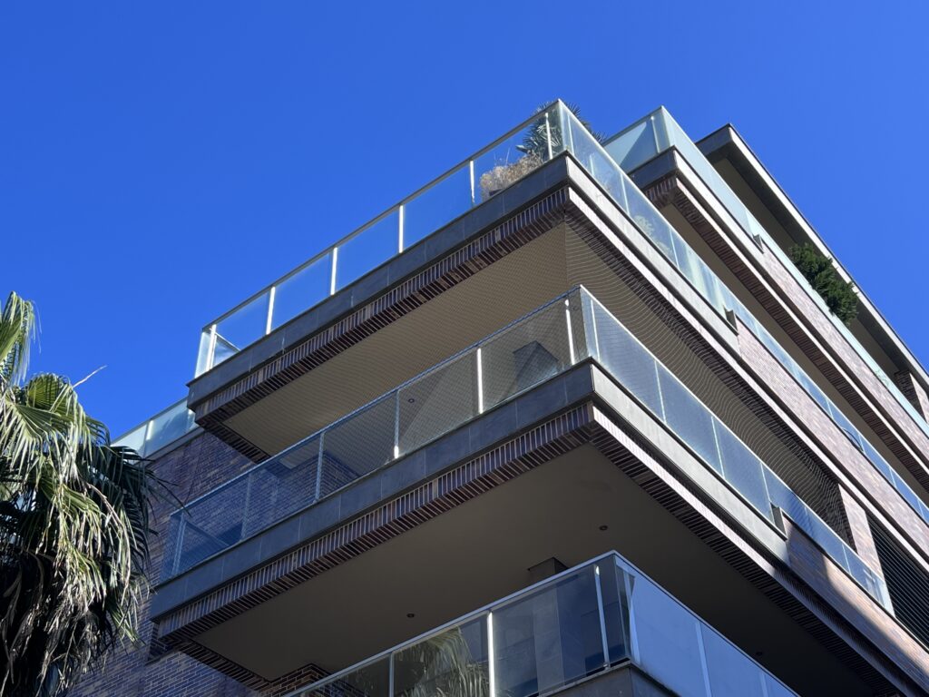 Instalação de rede de proteção transparente em varanda Lisboa