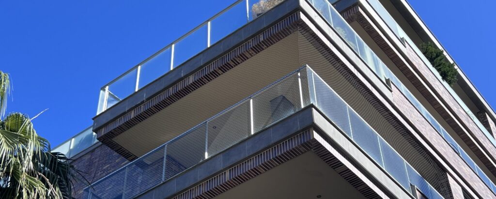Rede de proteção instalada em varanda de apartamento em Lisboa