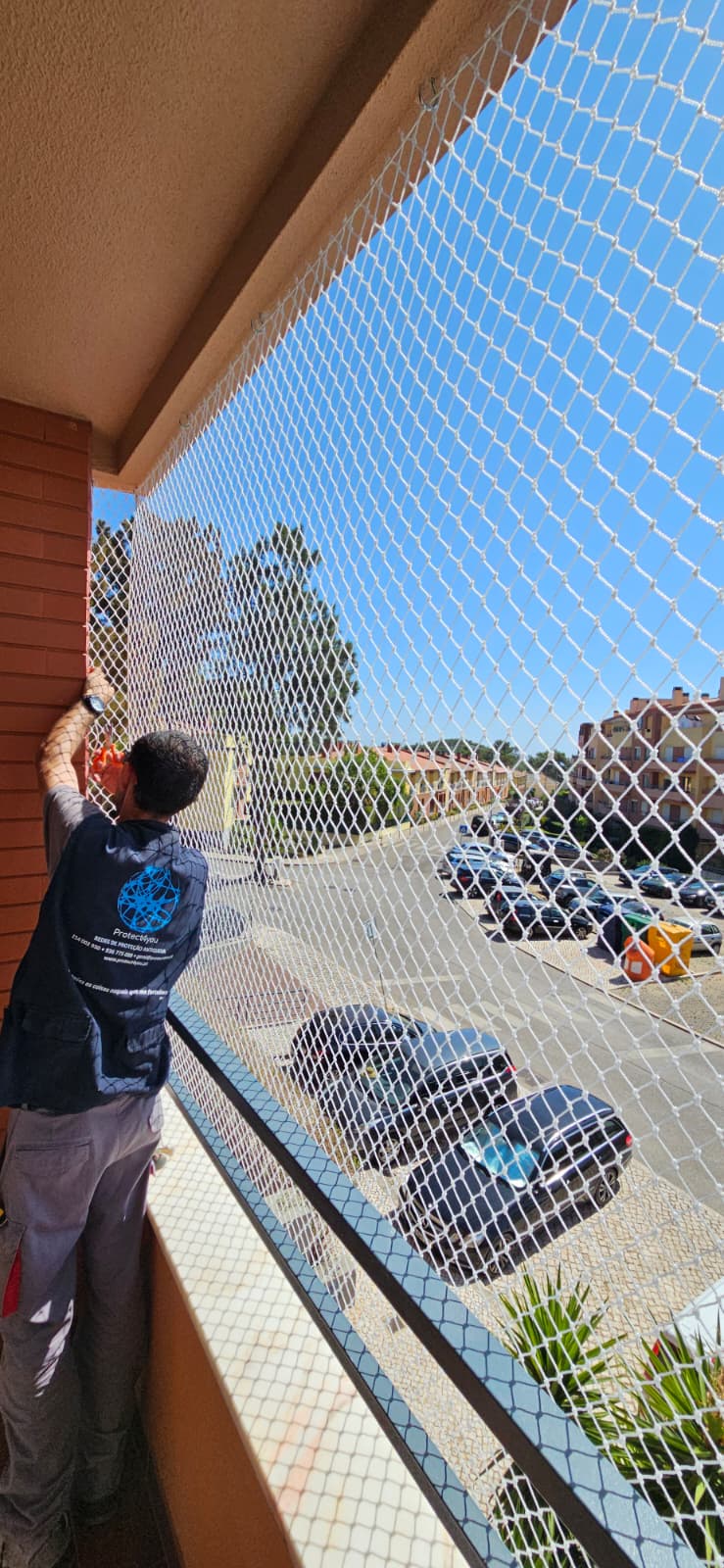 Rede para crianças instalada em varanda com acabamento discreto e tensão uniforme