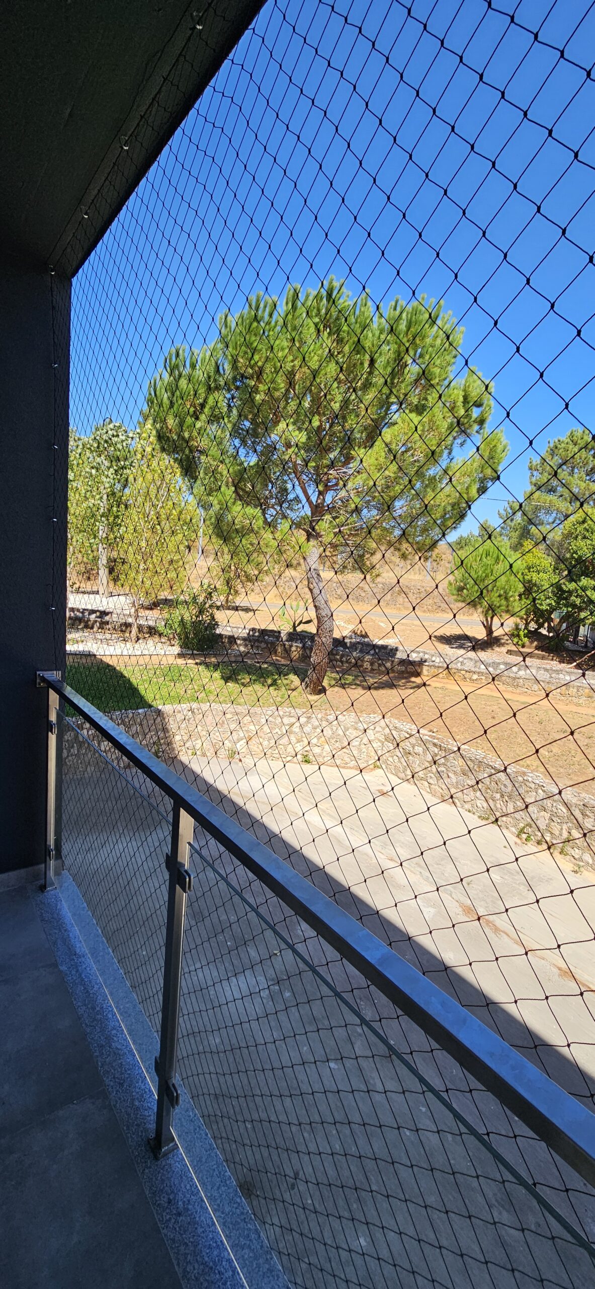 Rede de proteção Loures instalada em varanda de condomínio