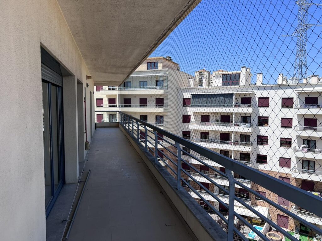 Varanda com rede de proteção Protect4You para prevenção de quedas