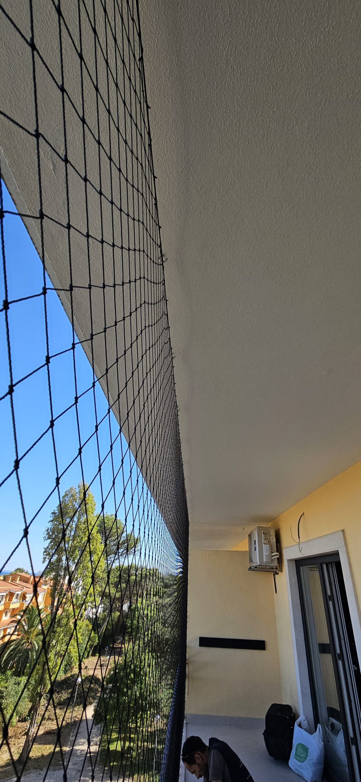 Proteção infantil em varanda com instalação profissional e visual discreto