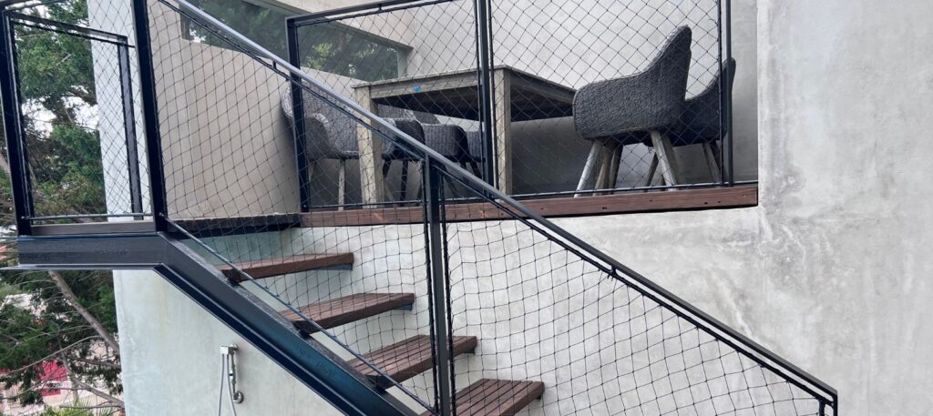 Rede de segurança para crianças em escada interna com fixação segura