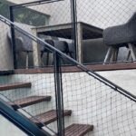 Rede de segurança para crianças em escada interna com fixação segura