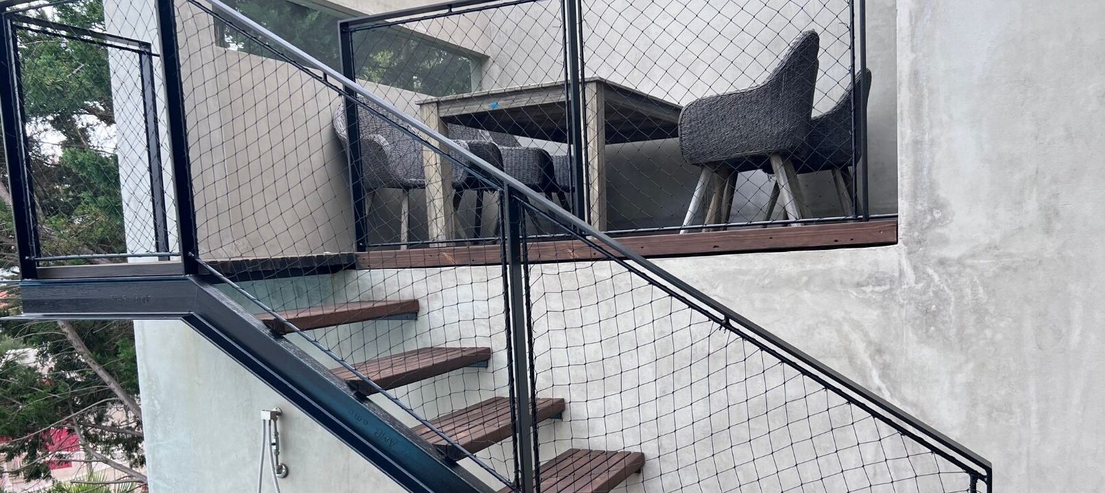 Rede de segurança para crianças em escada interna com fixação segura