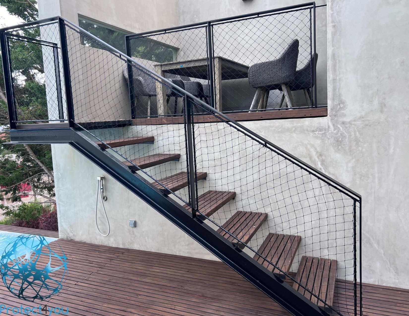 Rede de segurança instalada em escada residencial para proteção infantil