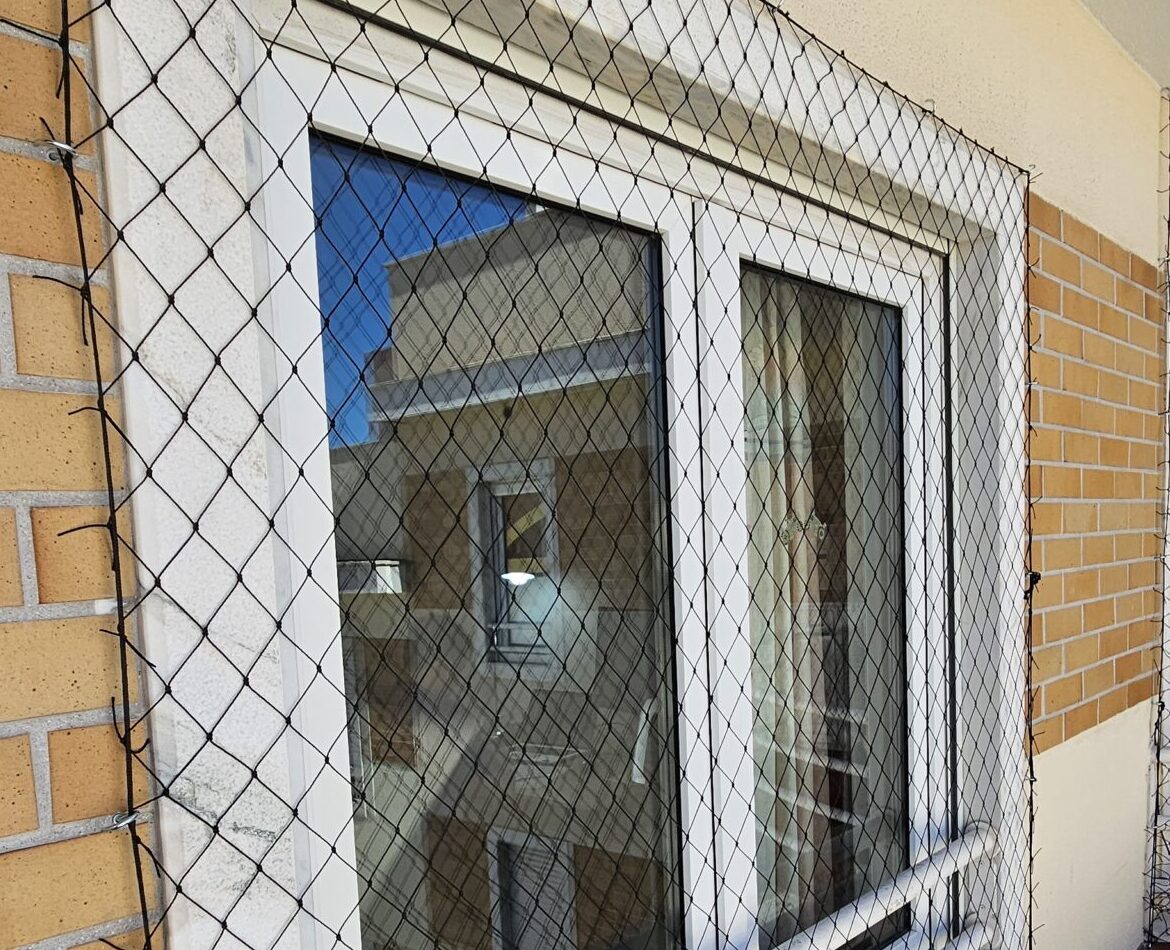 Rede para crianças instalada em janela de apartamento com acabamento discreto