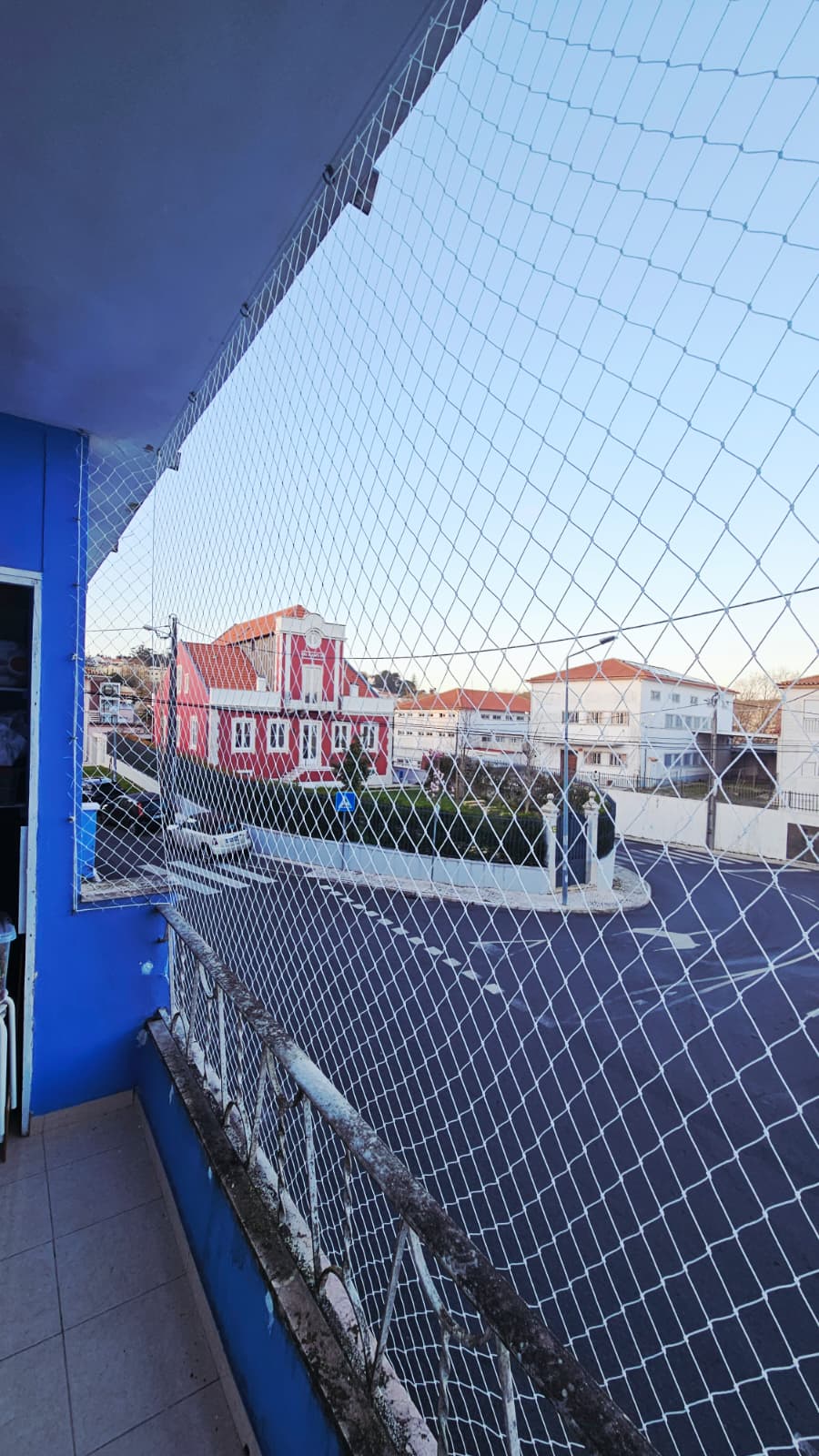 Rede proteção gatos Sintra com acabamento discreto em apartamento