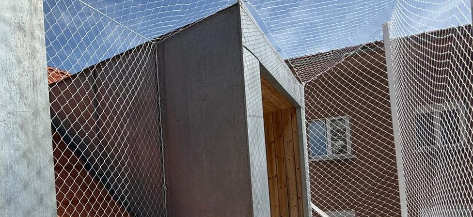 Instalação de rede de proteção para gatos no Porto com fechos laterais seguros