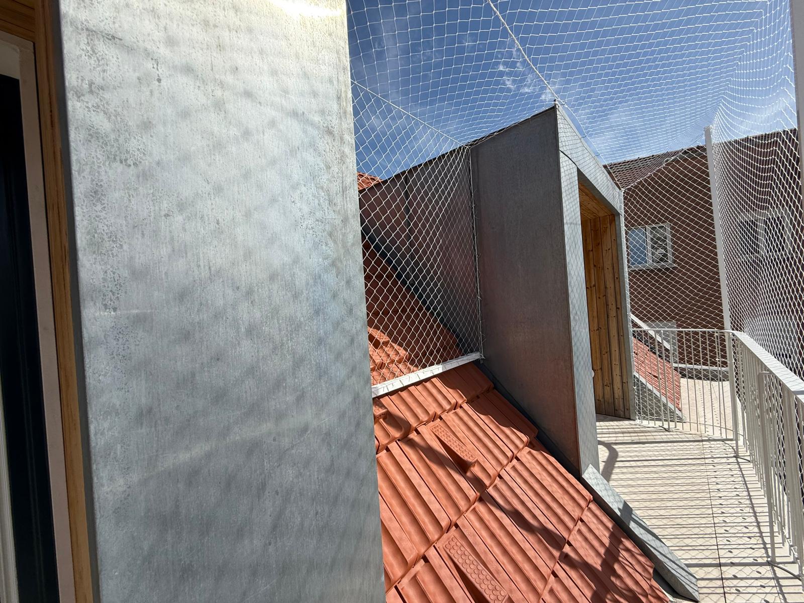 Proteção para gatos no Porto com fechos laterais bem resolvidos