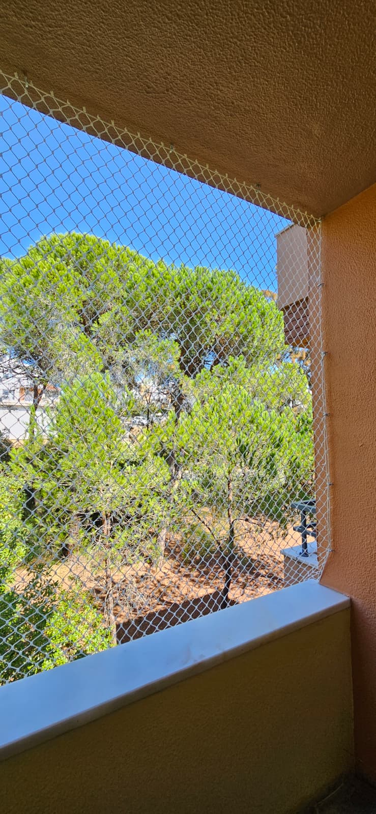 acabamento discreto em sacada residencial