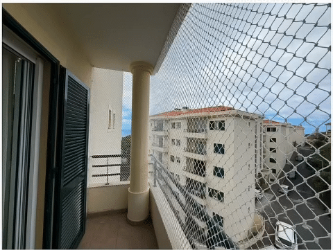 Rede de proteção instalada numa varanda residencial na Ilha da Madeira