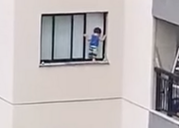 Criança brinca em janela sem proteção