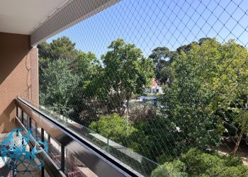 Proteção em varanda para prevenir quedas de crianças