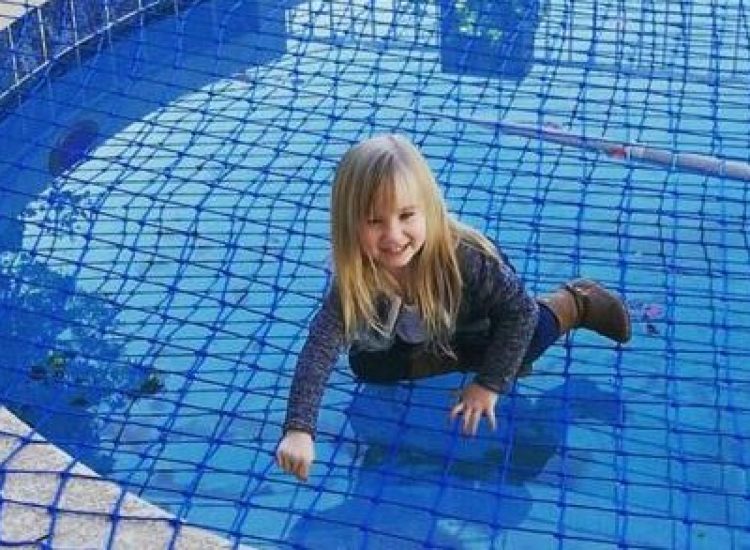 Rede de proteção Protect4You instalada em piscina para segurança infantil