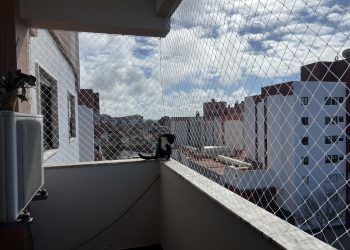 Rede de proteção instalada em janela de apartamento