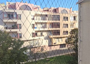 Varanda residencial com rede de proteção Protect4You instalada
