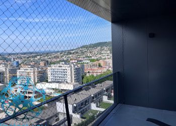 Varanda protegida com rede de segurança Protect4You para pets e crianças