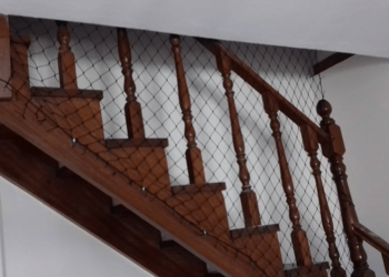 Rede de proteção Protect4You em escada doméstica