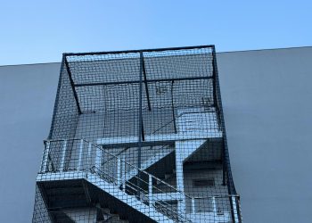 Rede de proteção Protect4You em escada de condomínio em Setúbal