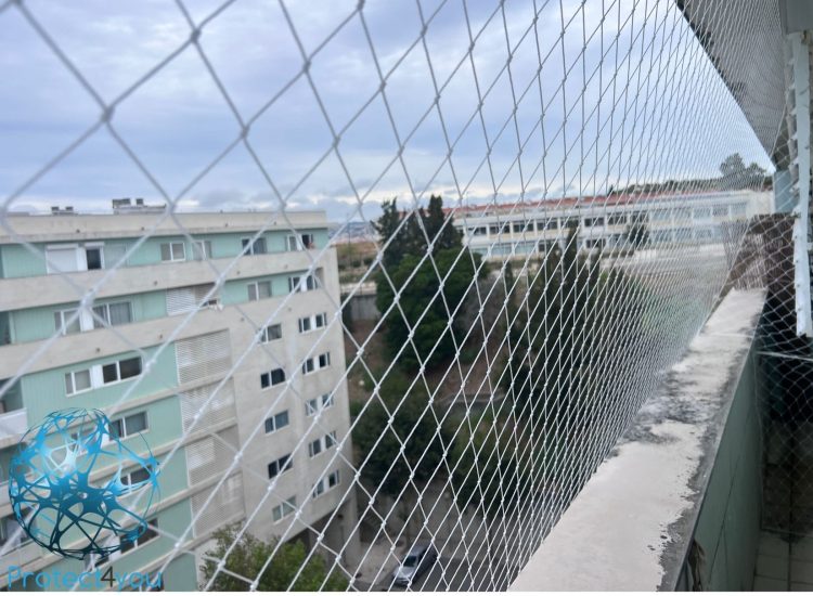 Rede de proteção Protect4You em varanda com vista exterior